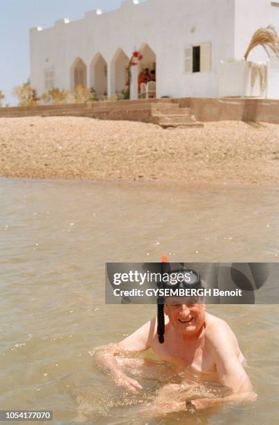 Reportage avec Jean-François DENIAU à Djibouti en avril 1999. Il y possède la villa "Rais Ali" à Tadjourah. Ici, l'académicien se baignant en masque...