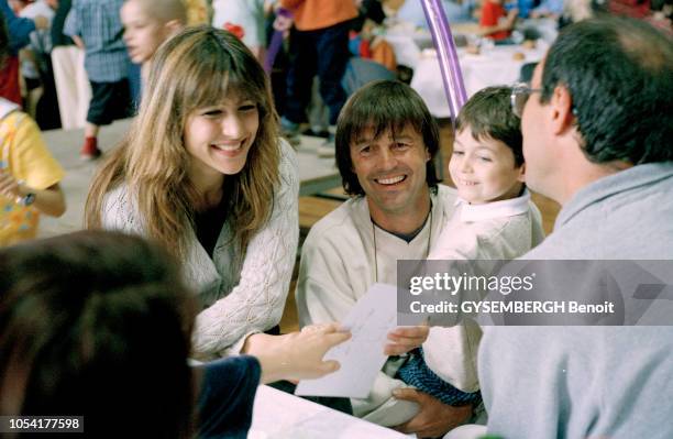 Annecy, France, 23 mai 1999 --- Sophie MARCEAU et Nicolas HULOT, marraine et parrain de l'association pour les enfants malades "Arc-en-ciel", ont...