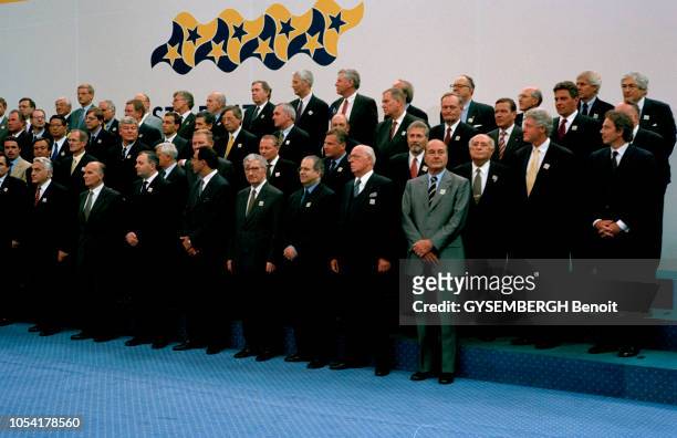 Le retour de la paix au Kosovo, sous administration de l'ONU après le retrait de l'armée serbe, juillet 1999. Photo de famille lors du sommet pour le...