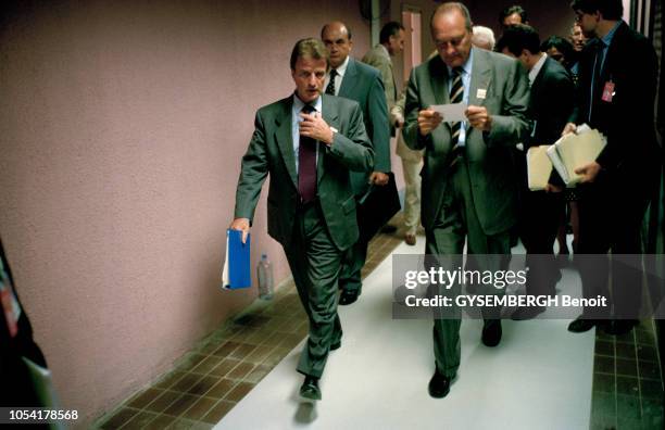 Le retour de la paix au Kosovo, sous administration de l'ONU après le retrait de l'armée serbe, juillet 1999. Ici, Bernard KOUCHNER marchant à vive...