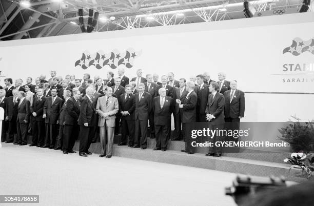 Le retour de la paix au Kosovo, sous administration de l'ONU après le retrait de l'armée serbe, juillet 1999. Photo de famille lors du sommet pour le...