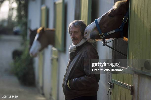 Ile-de-France, France - 31 décembre 2000 - Jean ROCHEFORT chez lui près de Rambouillet après son opération d'une hernie inguinale. Ici, posant dans...