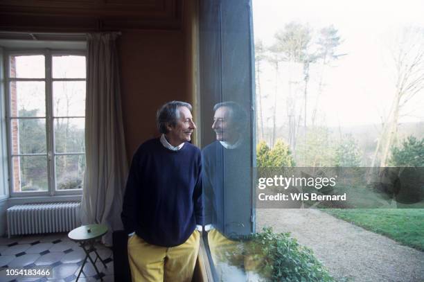 Ile-de-France, France - 31 décembre 2000 - Jean ROCHEFORT chez lui près de Rambouillet après son opération d'une hernie inguinale. Ici, regardant au...