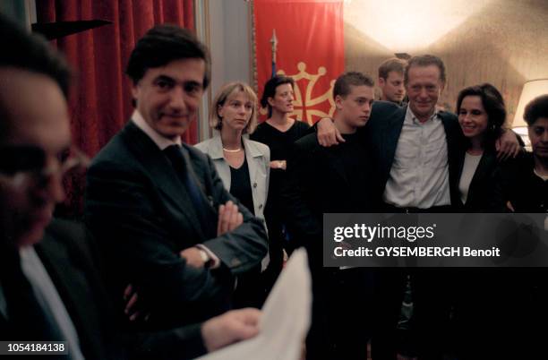 Toulouse , France, dimanche 18 mars 2001 : vote et résultats du deuxième tour des élections municipales : Philippe DOUSTE-BLAZY est élu. Ici,...