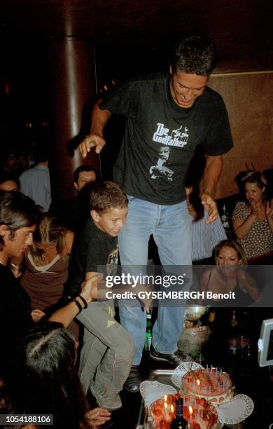 Paris, France, 4 juillet 2001 --- L'acteur Samy NACERI fête son 40e anniversaire au Barfly en compagnie de son fils Julian, 6 ans, sa compagne...