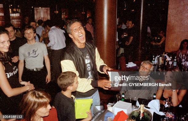 Paris, France, 4 juillet 2001 --- L'acteur Samy NACERI fête son 40e anniversaire au Barfly en compagnie de son fils Julian, 6 ans, sa compagne...