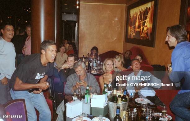 Paris, France, 4 juillet 2001 --- L'acteur Samy NACERI fête son 40e anniversaire au Barfly en compagnie de son fils Julian, 6 ans, sa compagne...