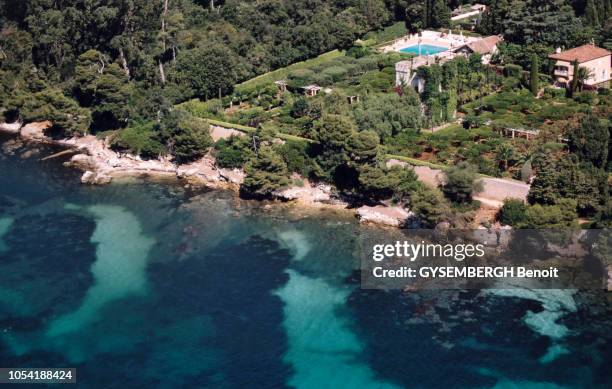 Vue aérienne d'une propriété avec piscine entourées de bois vers Cannes .