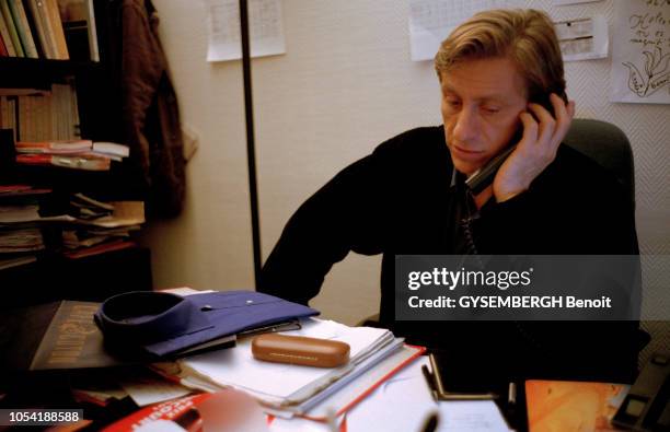 Paris, France, 5 novembre 2001 --- Rencontre avec Jean-Christophe RUFIN, Prix Goncourt 2001 pour son livre "Rouge Brésil" chez son éditeur Gallimard....