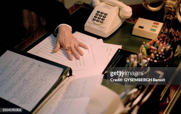 Paris, France, le lundi 7 janvier 2002, Yves SAINT LAURENT photographié dans son bureau, au siège de sa maison de couture, 5 avenue Marceau avant la...