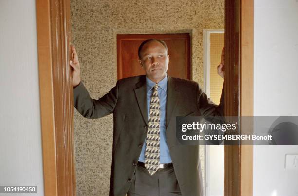 Addis-Abeba, Ethiopie, 3 février 2003 --- Rendez-vous avec le chef de clan somalien Hussein AIDID, ex-marine dans l'armée américaine posant dans sa...