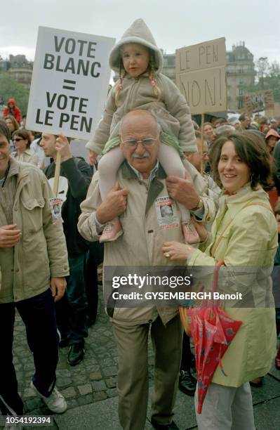 Paris, France, samedi 27 avril 2002 : manifestations anti Le Pen après le premier tour des élections présidentielles du 21 avril qui a permis au...