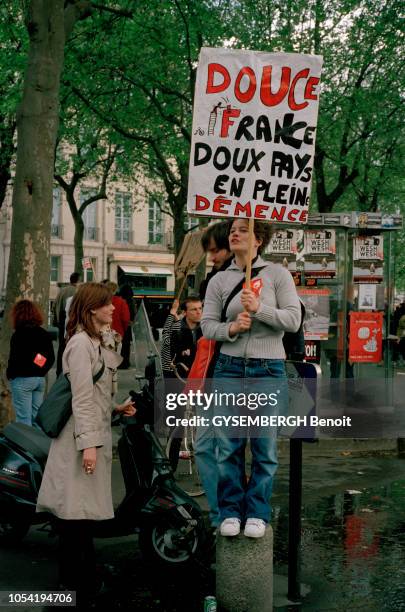 Paris, France, samedi 27 avril 2002 : manifestations anti Le Pen après le premier tour des élections présidentielles du 21 avril qui a permis au...