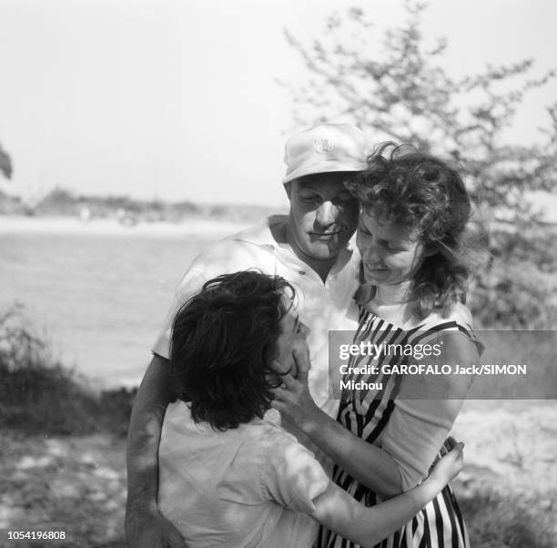 Le 8ème Festival de Cannes se déroule du 26 avril au 10 mai : Gene KELLY serrant dans ses bras son épouse Betsy BLAIR et leur fille Kerry lors d'un...