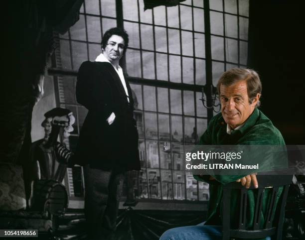 Mai 1986 --- Jean-Paul BELMONDO fait son retour au théâtre. Bravant les superstitions, il porte une veste verte, couleur que certains comédiens...