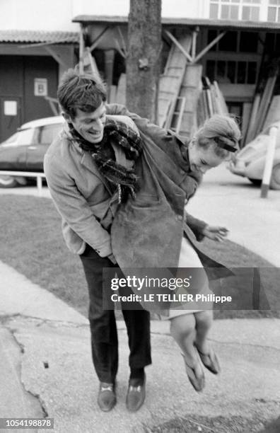 La danseuse Muriel BELMONDO est venue retrouver son grand frère, Jean-Paul, qui tourne "Un singe en hiver" aux studios de SAINT-MAURICE le 23 février...