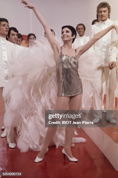 Paris, France - Octobre 1968 - Tournage du show télévisé de Roland PETIT avec Zizi JEANMAIRE, Marcel MARCEAU, dit le mime Marceau dans son personnage...