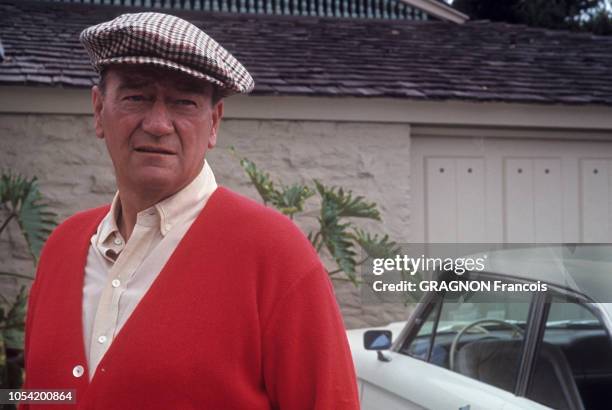 Newport Beach, Californie, Juin 1967 --- John WAYNE avec sa femme Pilar et leurs deux enfants Ethan et Marisa. Portrait en plan américain de...