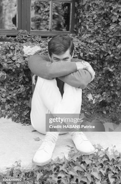 Le 14ème Festival de Cannes se déroule du 3 au 18 mai 1961 : attitude d'Anthony PERKINS assis en tailleur, jambes relevées, le visage en partie caché...