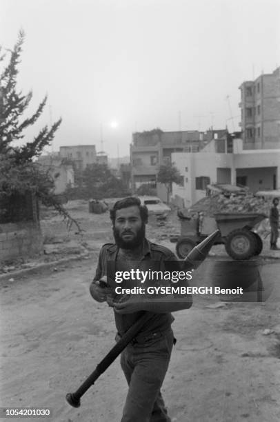 Beyrouth, Liban, octobre 1978 --- Affrontements entre l'armée syrienne et les milices chrétiennes dans le Liban divisé par la guerre civile. Ici, un...