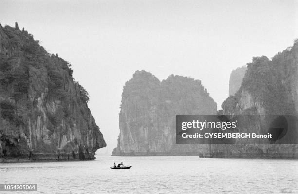 Vietnam, 1989 --- Une petite barque de pêcheurs dans la baie d'Halong.