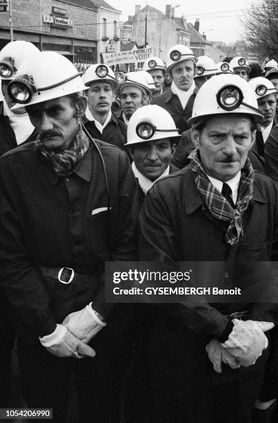 Liévin, Pas-de-Calais, France, 31 décembre 1974 --- Cérémonie officielle des funérailles des 42 mineurs décédés dans la fosse 3, dite Saint-Amé, du...