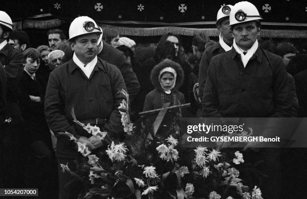 Liévin, Pas-de-Calais, France, 31 décembre 1974 --- Cérémonie officielle des funérailles des 42 mineurs décédés dans la fosse 3, dite Saint-Amé, du...