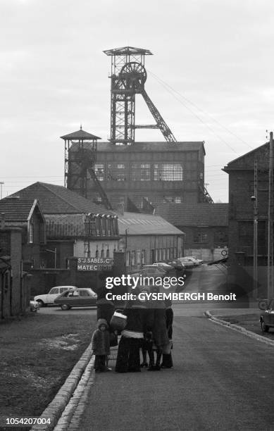 Liévin, Pas-de-Calais, France, 31 décembre 1974 --- Cérémonie officielle des funérailles des 42 mineurs décédés dans la fosse 3, dite Saint-Amé, du...