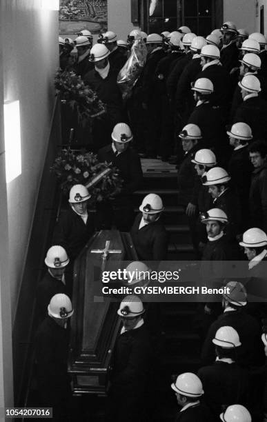 Liévin, Pas-de-Calais, France, 31 décembre 1974 --- Cérémonie officielle des funérailles des 42 mineurs décédés dans la fosse 3, dite Saint-Amé, du...