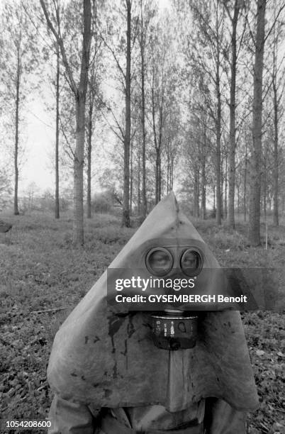 France, mai 1984 --- La protection contre les armes chimiques dans l'armée française. Manoeuvres avec tenues NBC. Portrait en plan rapproché d'un...