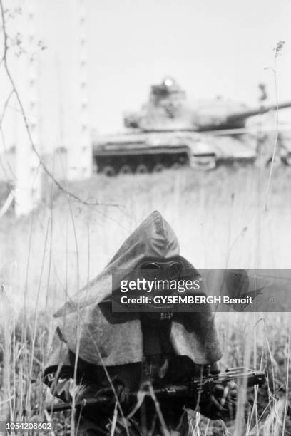France, mai 1984 --- La protection contre les armes chimiques dans l'armée française. Manoeuvres avec tenues NBC. Un homme en combinaison, marchant...