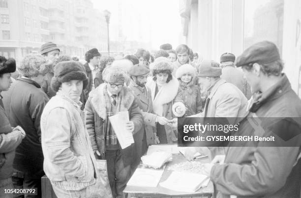 Bucarest, Roumanie, octobre 1992 --- La vie des Roumains dans la capitale du pays, trois ans après la révolution. Scène de rue : un marchand vendant...
