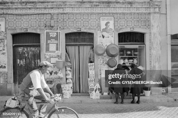 Portugal, août 1976 --- Aspects de l'économie portugaise, qui doit faire face à une grave crise économique. Depuis le 23 juillet, le pays est dirigé...