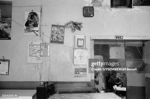 Erythrée, pays de la corne de l'Afrique sur la mer Rouge. Juillet 1998. Ici, le mur d'un bar où sont affichés pêle-mêle le prix des consommations et...
