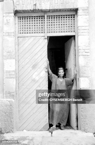 Erythrée, pays de la corne de l'Afrique sur la mer Rouge. Juillet 1998. Ici, jeune femme érythréenne posant dans l'encadrement d'une grande porte en...