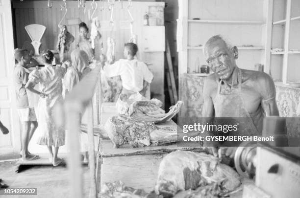Erythrée, pays de la corne de l'Afrique sur la mer Rouge. Juillet 1998. Ici, portrait d'un boucher découpant des pièces de viandes. A l'arrière plan,...