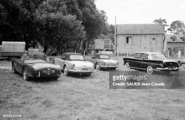 Equemauville, France, 29 août 1960 --- Le réalisateur américain Anatole LITVAK et l'acteur américain Anthony PERKINS chez Françoise SAGAN, dans son...