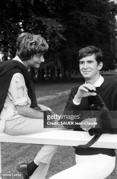Equemauville, France, 29 août 1960 --- Le réalisateur américain Anatole LITVAK et l'acteur américain Anthony PERKINS chez Françoise SAGAN, dans son...