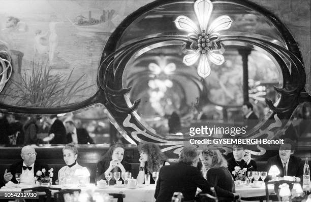 Paris, France, février 1983 --- Dîner chez Maxim's pour fêter le succès d'Anny Duperey et Jean-Pierre Cassel dans la pièce "La fille sur la banquette...