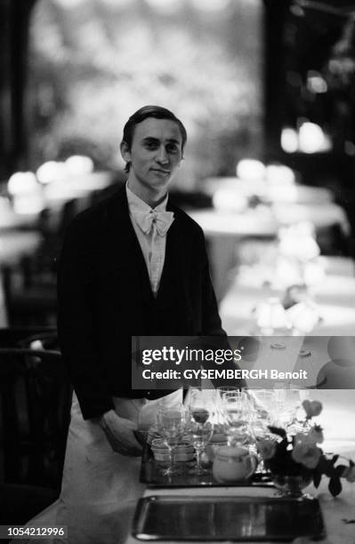 Paris, France, février 1983 --- Dîner chez Maxim's pour fêter le succès d'Anny Duperey et Jean-Pierre Cassel dans la pièce "La fille sur la banquette...