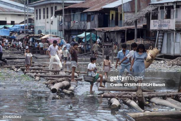 La ville d'IQUITOS au Pérou à l'époque où sévit le choléra. Illustration : vie quotidienne, marché, bâtiments... Les habitants d'un village sur...