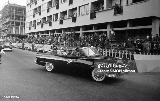 Monte-Carlo, Monaco, mai 1957 --- Grand Prix automobile de Monaco. La voiture noire décapotable de la princesse GRACE et du prince RAINIER passant...