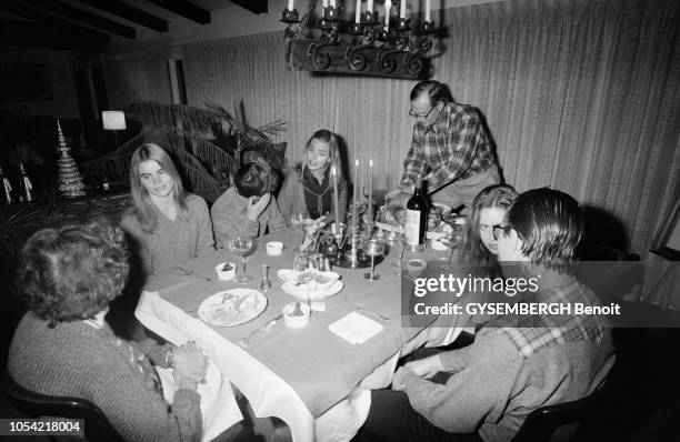 Sun Valley , Etats-Unis, 28 décembre 1980 --- Les trois soeurs HEMINGWAY, Mariel, Margaux et Joan, dite "Muffet", ont rejoint leurs parents Jack et...