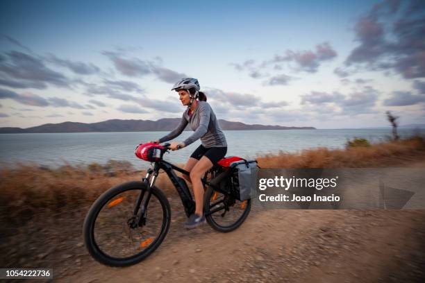 solo woman bike-packing in remote australia - panier stock-fotos und bilder