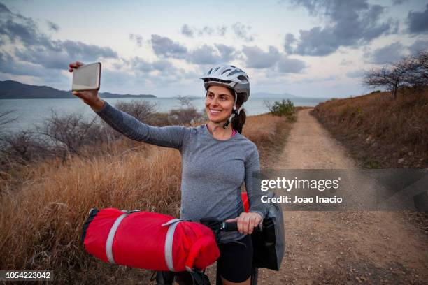 solo woman bike-packing in remote australia - panier stock-fotos und bilder