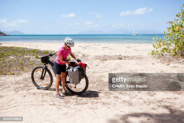 solo woman bike-packing in remote australia - panier stock-fotos und bilder