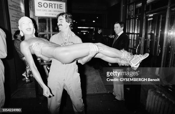 Paris, France, 21 novembre 1978 --- Soirée "Paillettes" au Palace, discothèque ouverte par Fabrice Emaer le 1er mars 1978. Un agent de sécurité à...