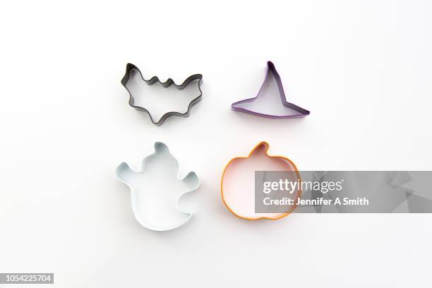 halloween cookie cutters - pastry cutter stockfoto's en -beelden