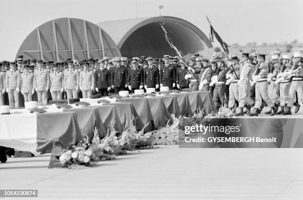 Istres, France, septembre 1983 --- A l'aéroport militaire d'Istres, le dernier hommage aux légionnaires et parachutistes tombés à Beyrouth. Depuis...