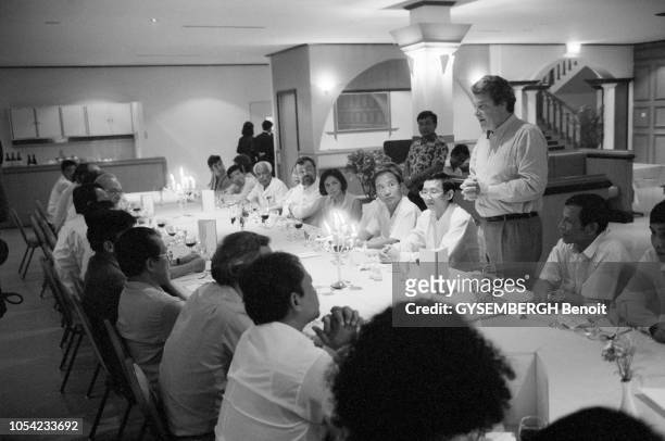 Phnom Penh, Cambodge, octobre 1990 --- Thierry DE BEAUCE, secrétaire d'Etat auprès du ministre des Affaires étrangères, Roland Dumas, chargé des...